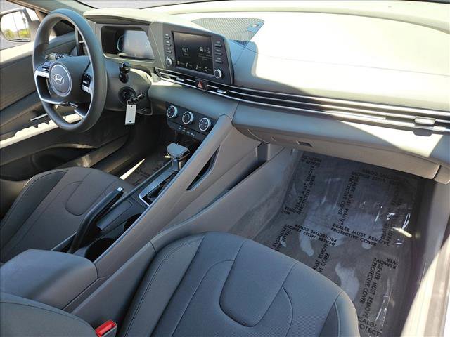 Used 2025 Hyundai Elantra SE FWD image 25