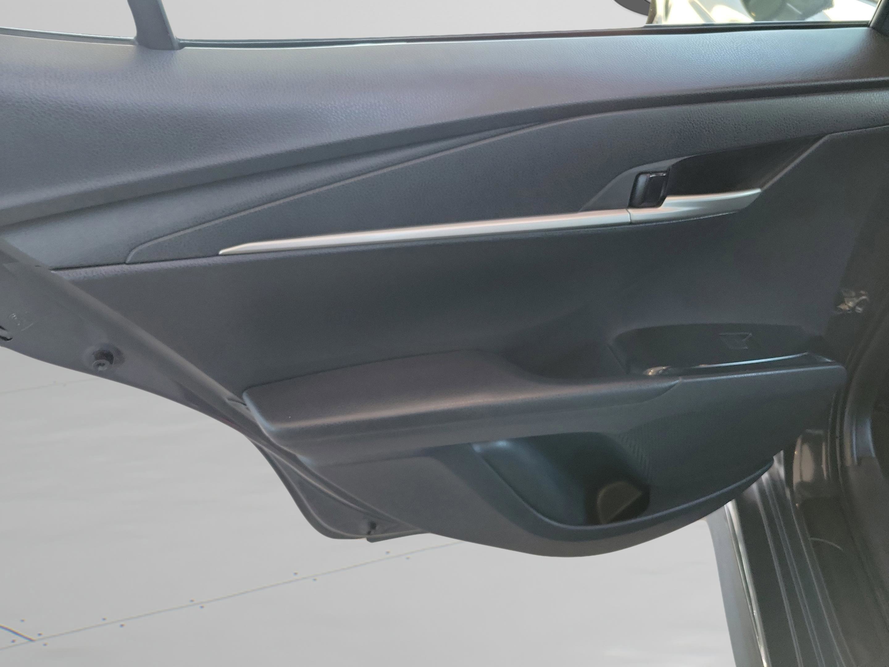 Used 2025 Toyota Camry SE image 35