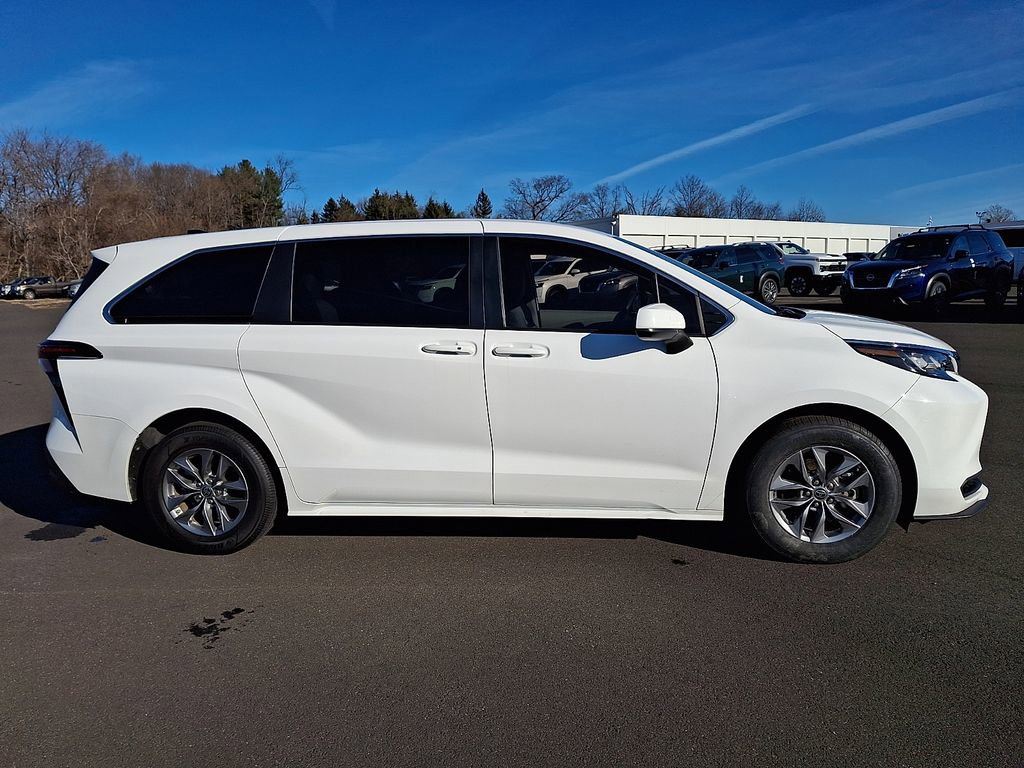 Used 2023 Toyota Sienna LE image 7