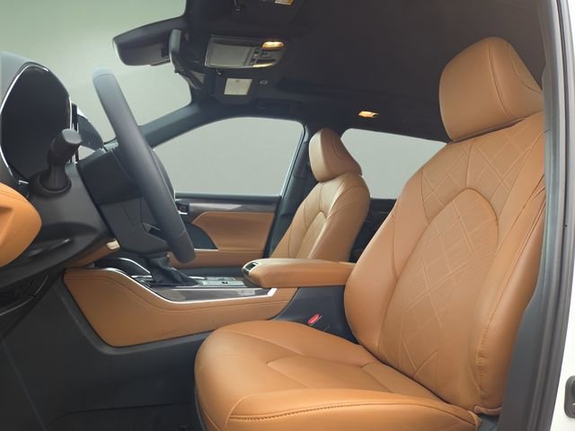 Used 2025 Toyota Highlander Platinum image 9