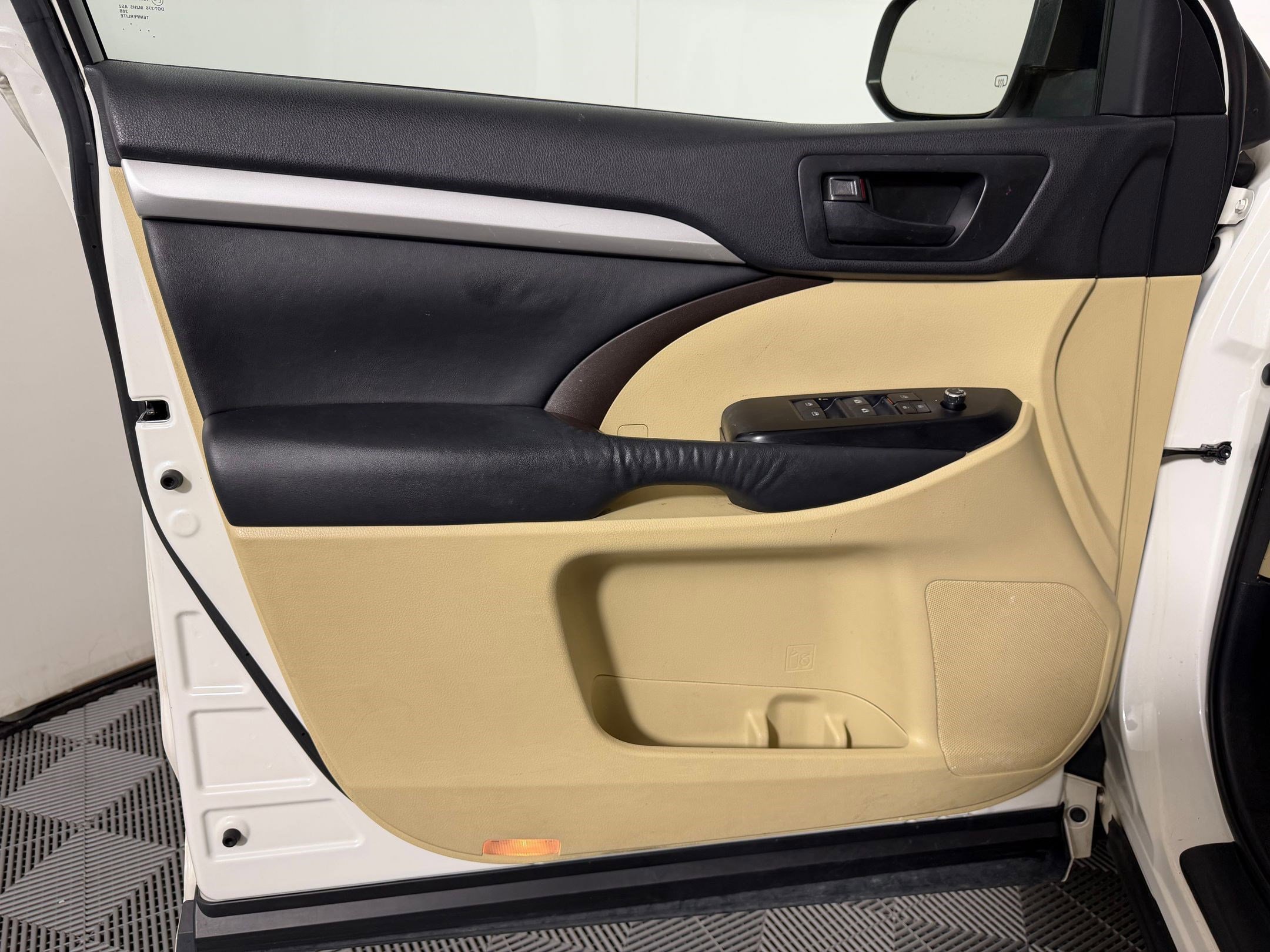 Used 2015 Toyota Highlander Plus FWD image 10