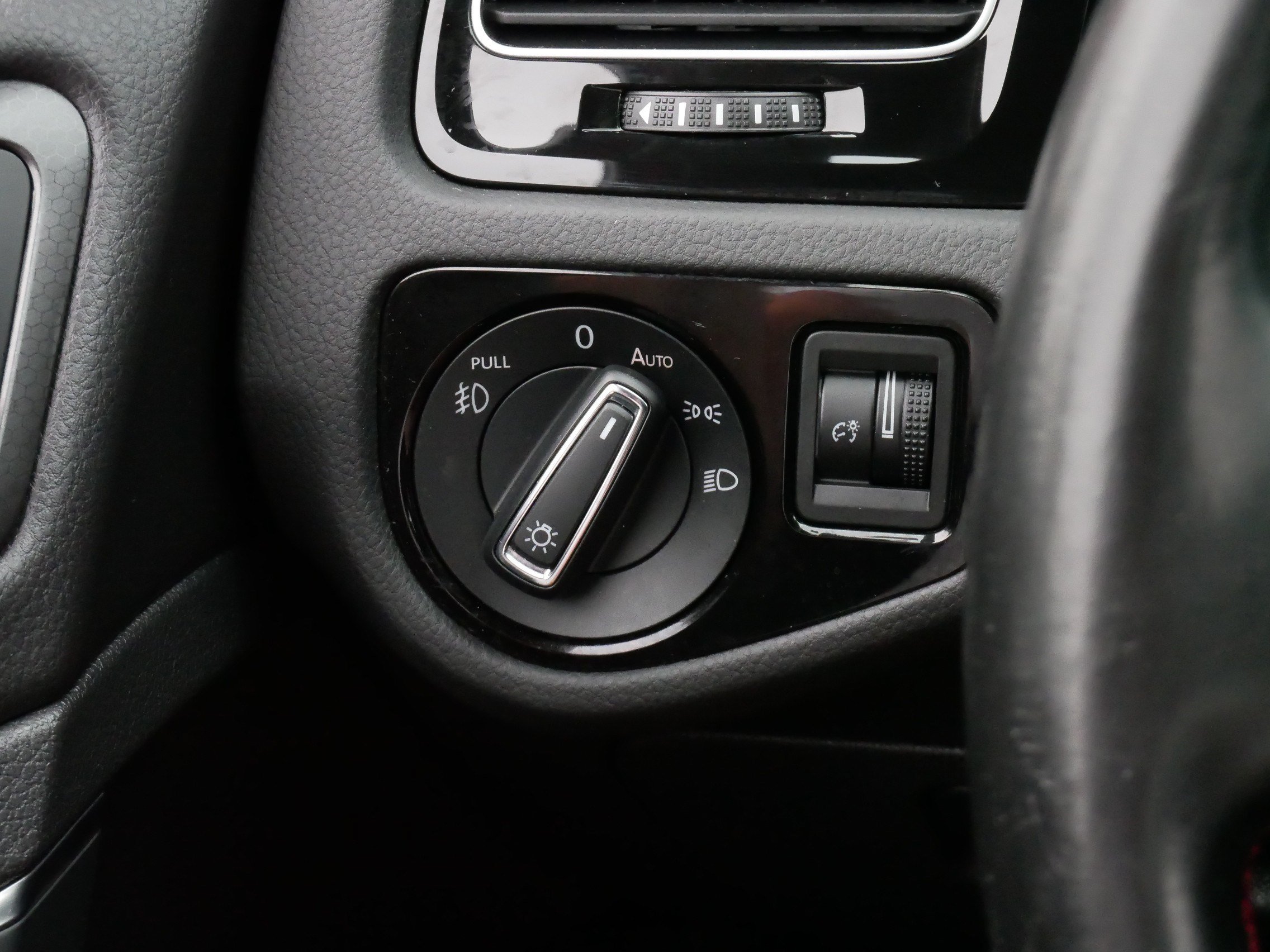 Used 2018 Volkswagen GTI SE FWD image 26