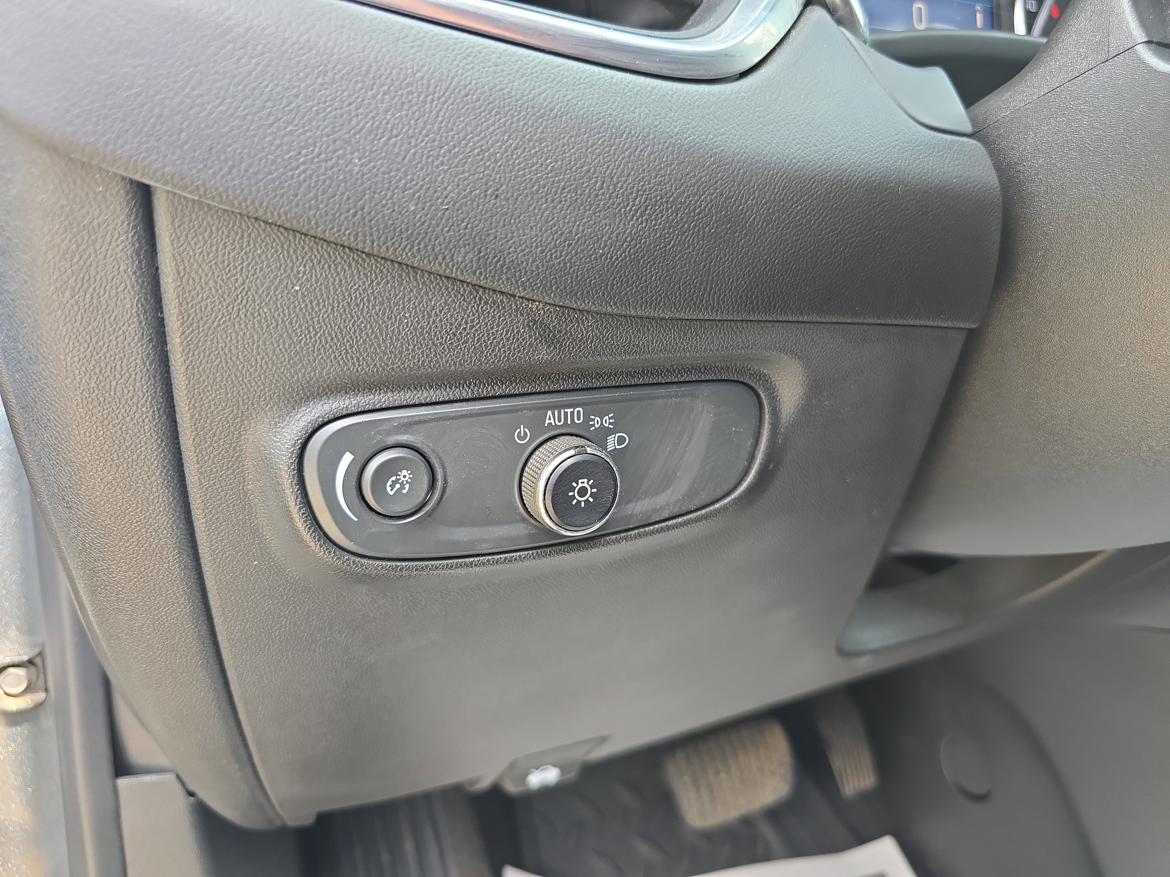 Used 2021 Chevrolet Equinox LT w/ LPO, Cargo Package image 17