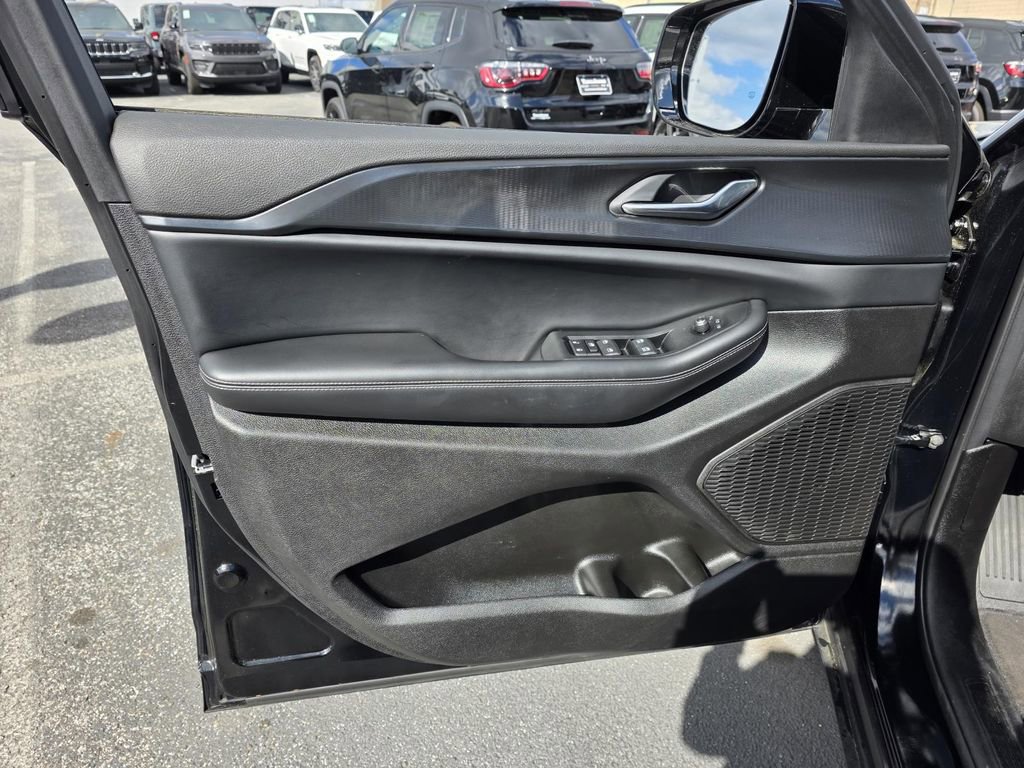 Certified 2025 Jeep Grand Cherokee Altitude image 12