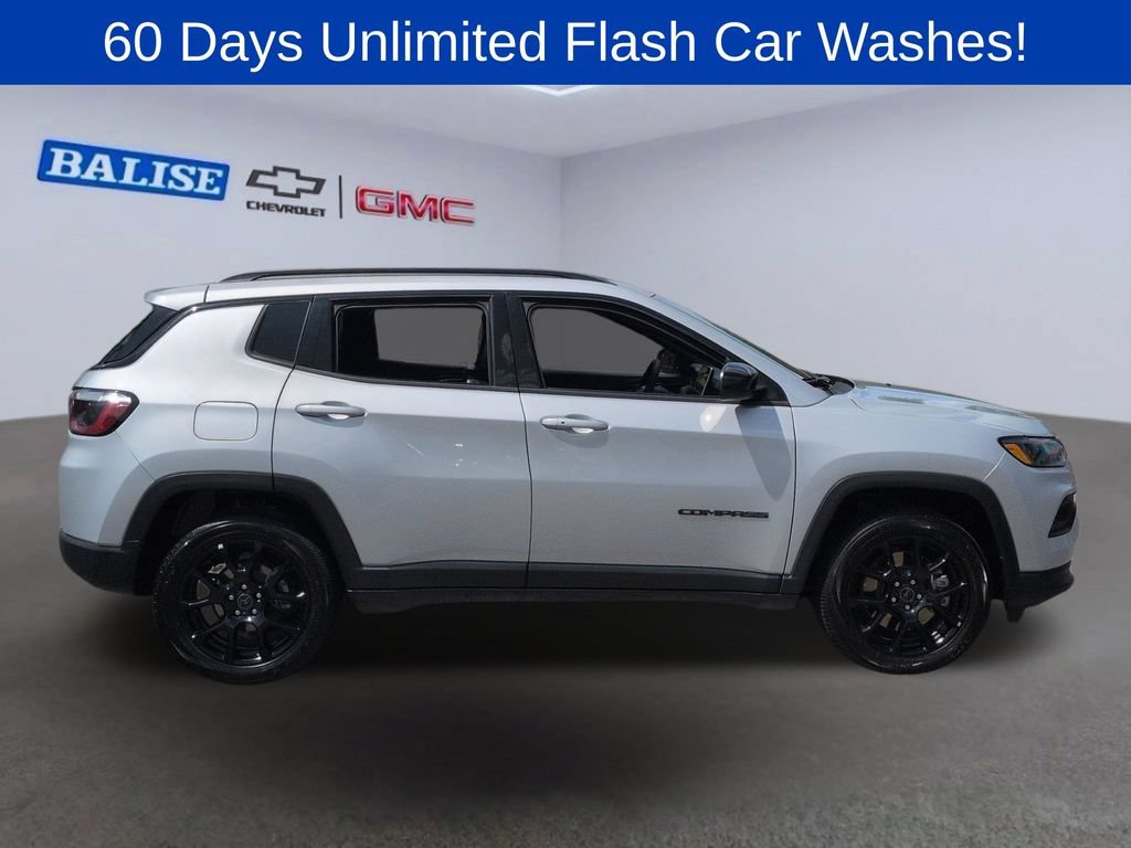 Used 2025 Jeep Compass Latitude w/ Convenience Group AWD/4WD image 3
