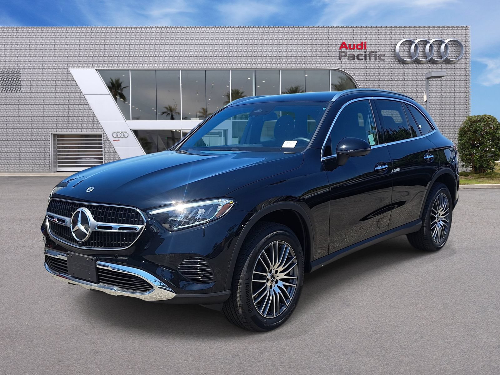 Used 2026 Mercedes-Benz GLC 300 image 1