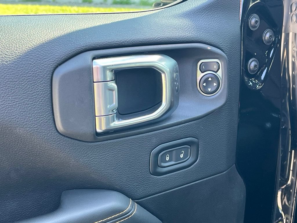 Used 2025 Jeep Wrangler Unlimited Sahara AWD/4WD image 17