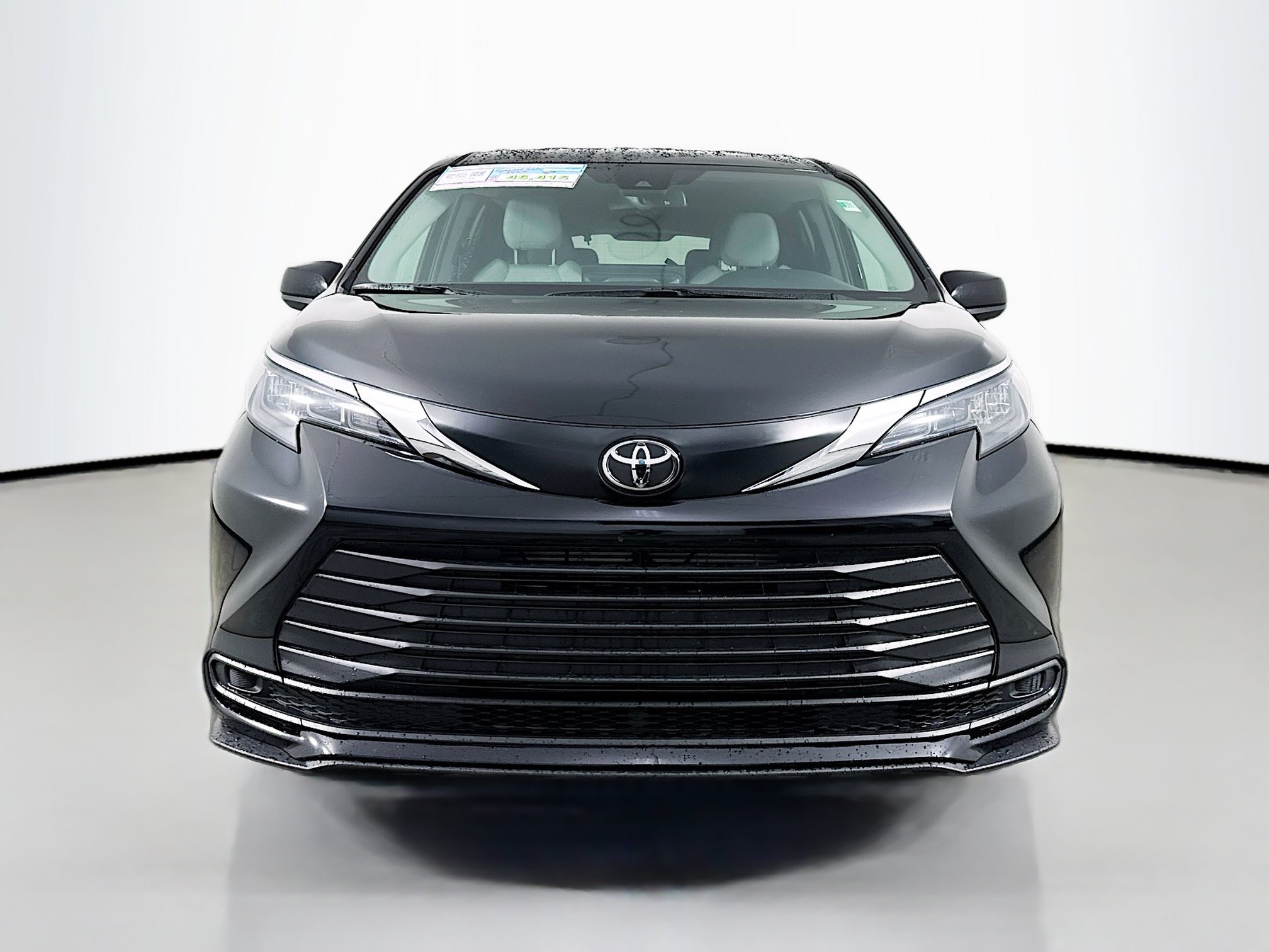 Certified 2026 Toyota Sienna LE FWD image 2