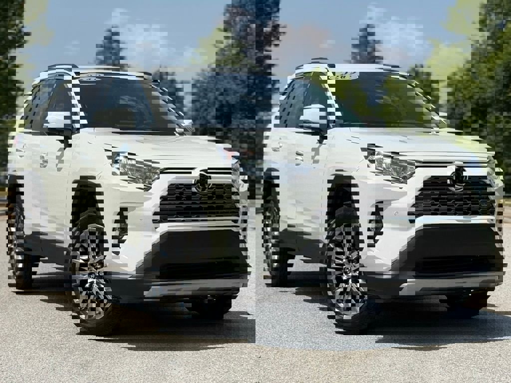 Used 2019 Toyota RAV4 Limited FWD image 2