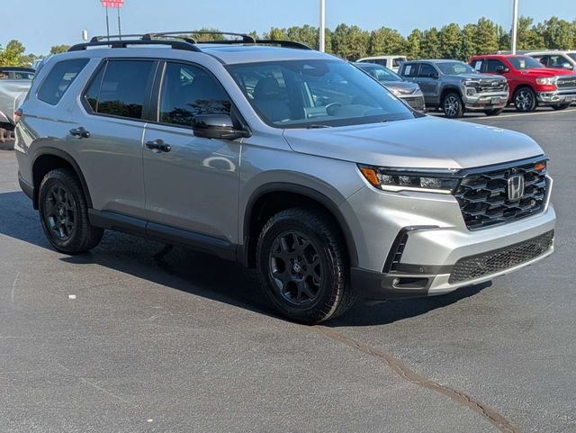 Used 2025 Honda Pilot TrailSport image 2