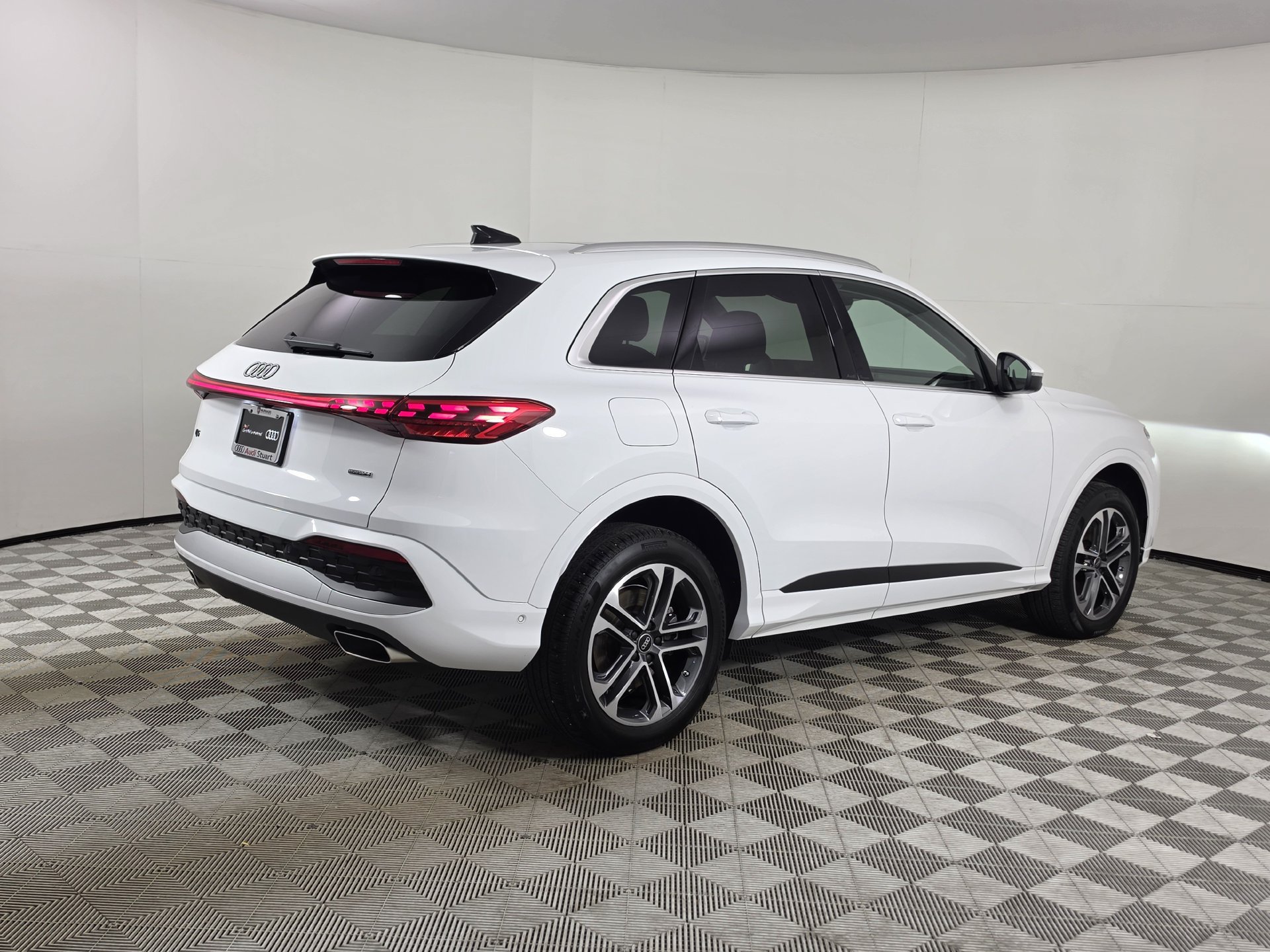 Certified 2025 Audi Q5 Premium w/ Convenience Package AWD/4WD image 44