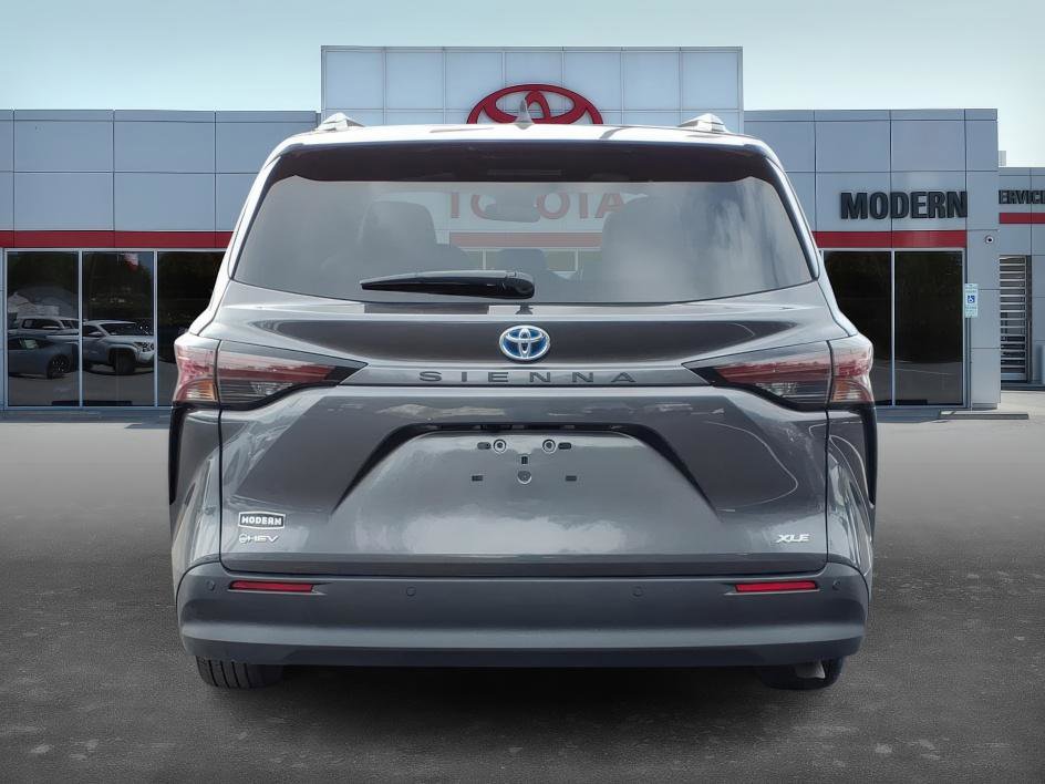 Used 2025 Toyota Sienna XLE image 6