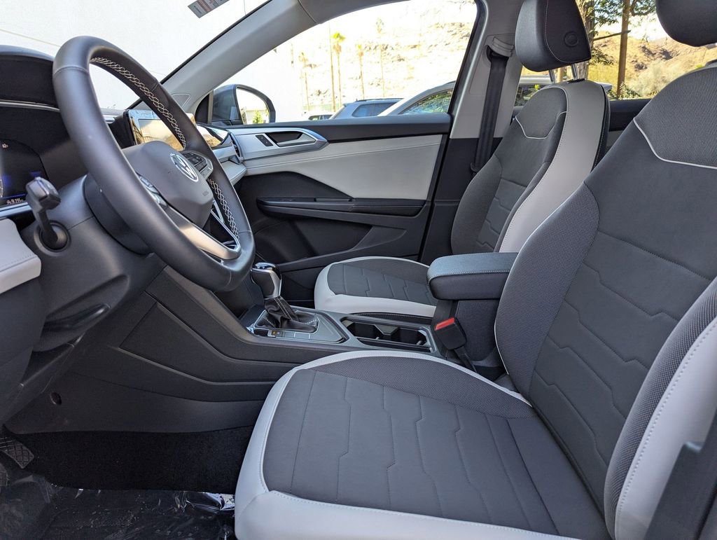 Used 2025 Volkswagen Taos SE w/ Panoramic Sunroof Package FWD image 15