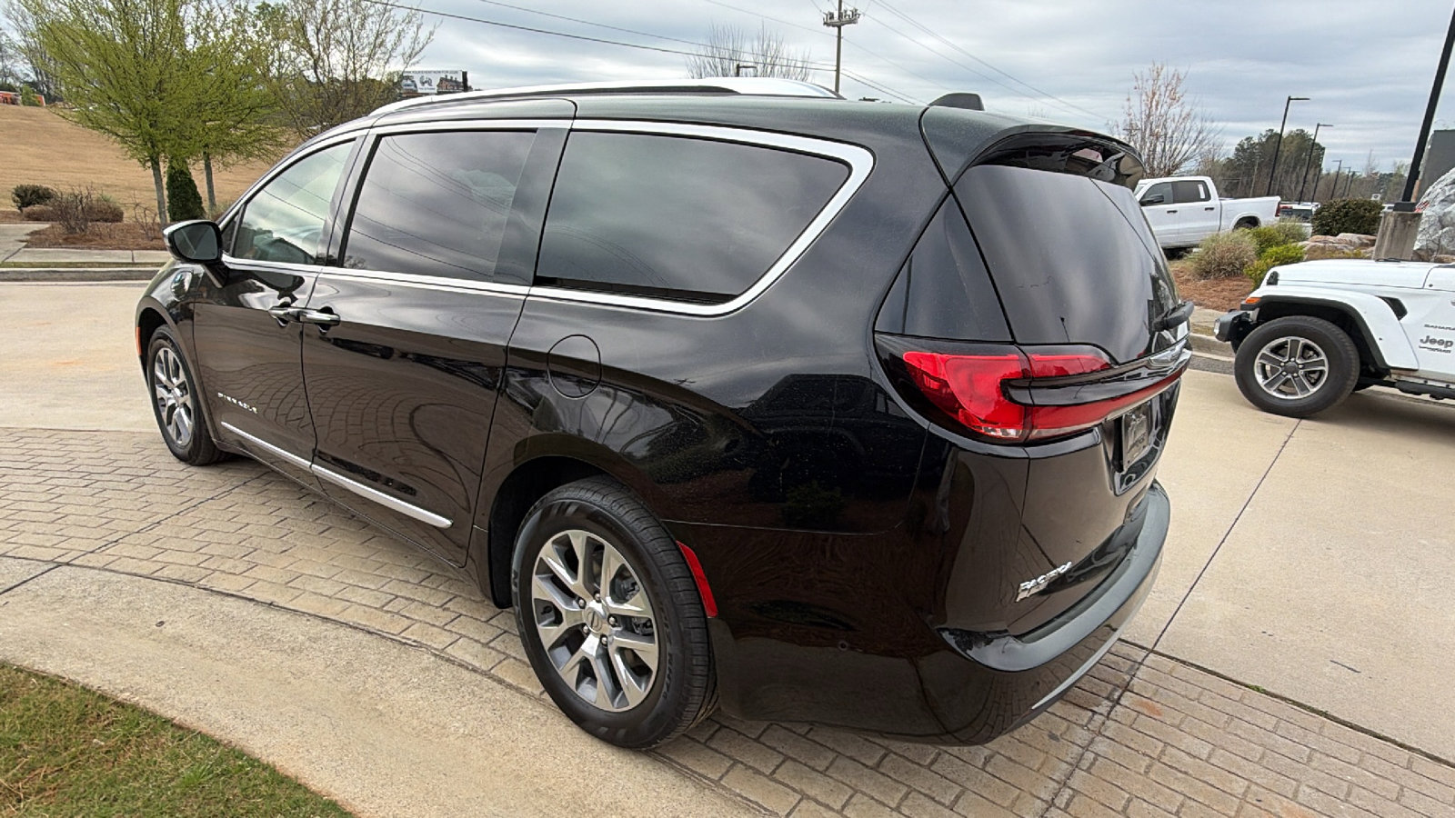 Used 2024 Chrysler Pacifica Pinnacle FWD image 10