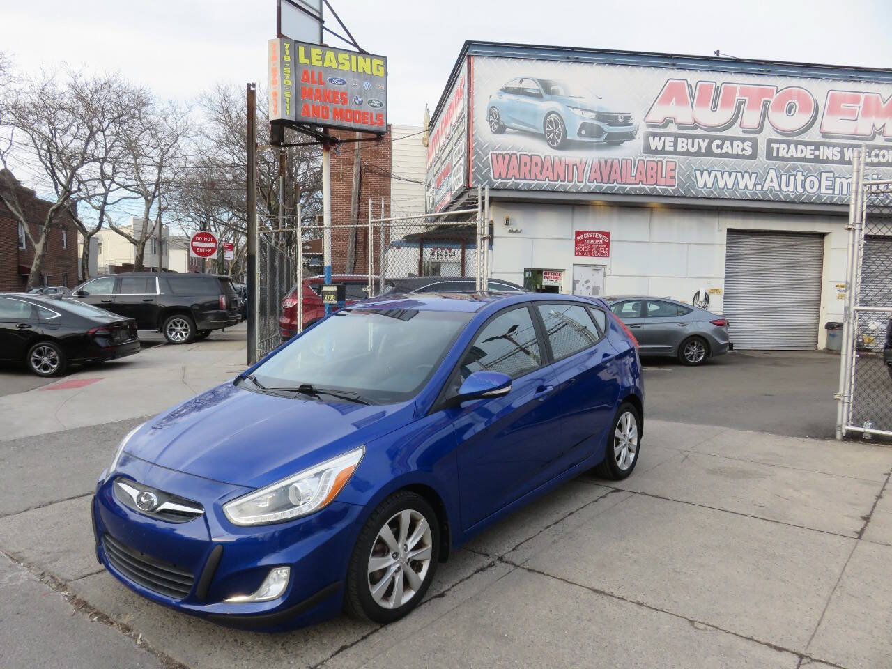 Used 2014 Hyundai Accent SE w/ Option Group 3 FWD image 2