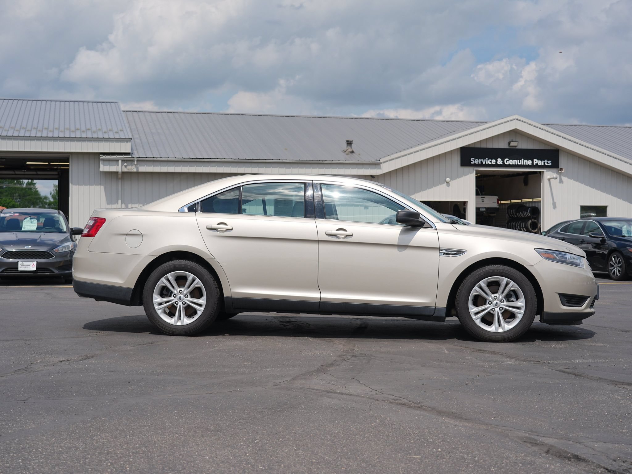 Used 2018 Ford Taurus SE FWD image 2
