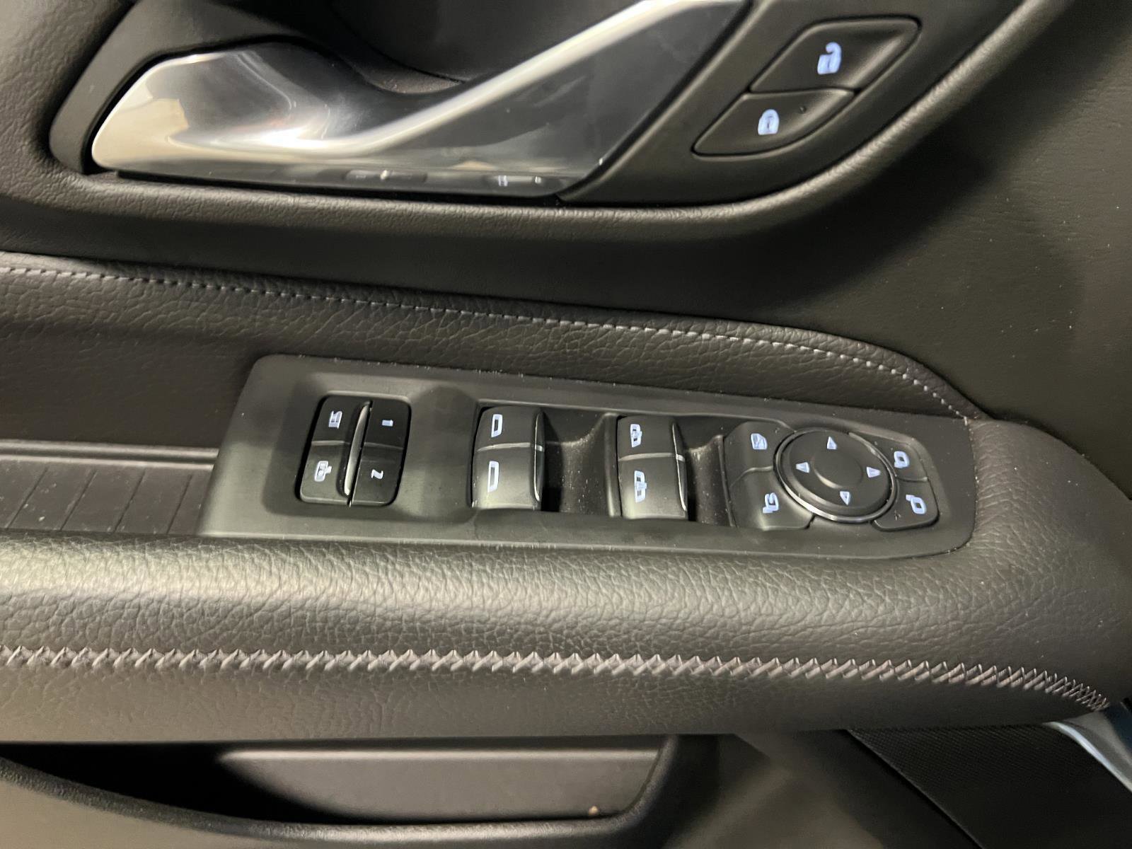 Used 2024 GMC Yukon Denali w/ Advanced Technology Package image 27