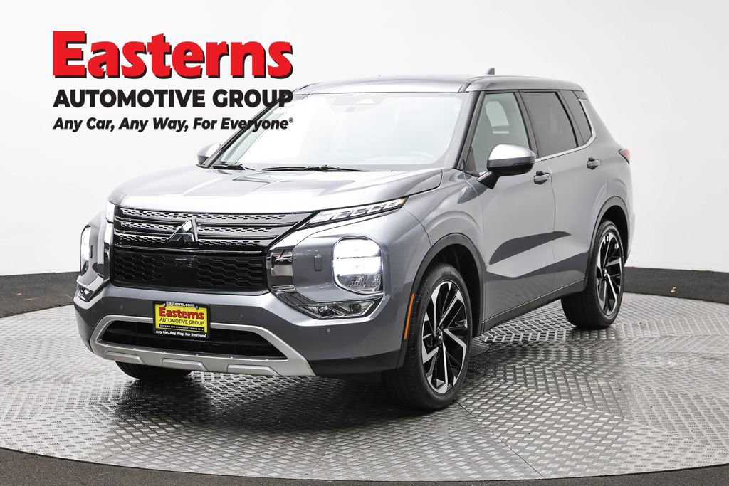 Used 2024 Mitsubishi Outlander SE image 1