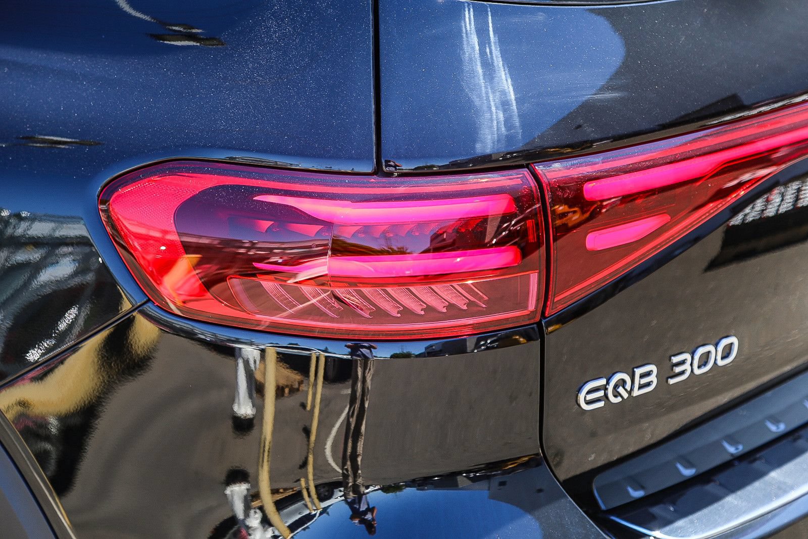 Used 2024 Mercedes-Benz EQB 300 4MATIC image 8