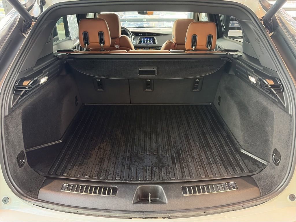 Used 2023 Cadillac XT4 Sport w/ LPO, Onyx Lite Package AWD/4WD image 13