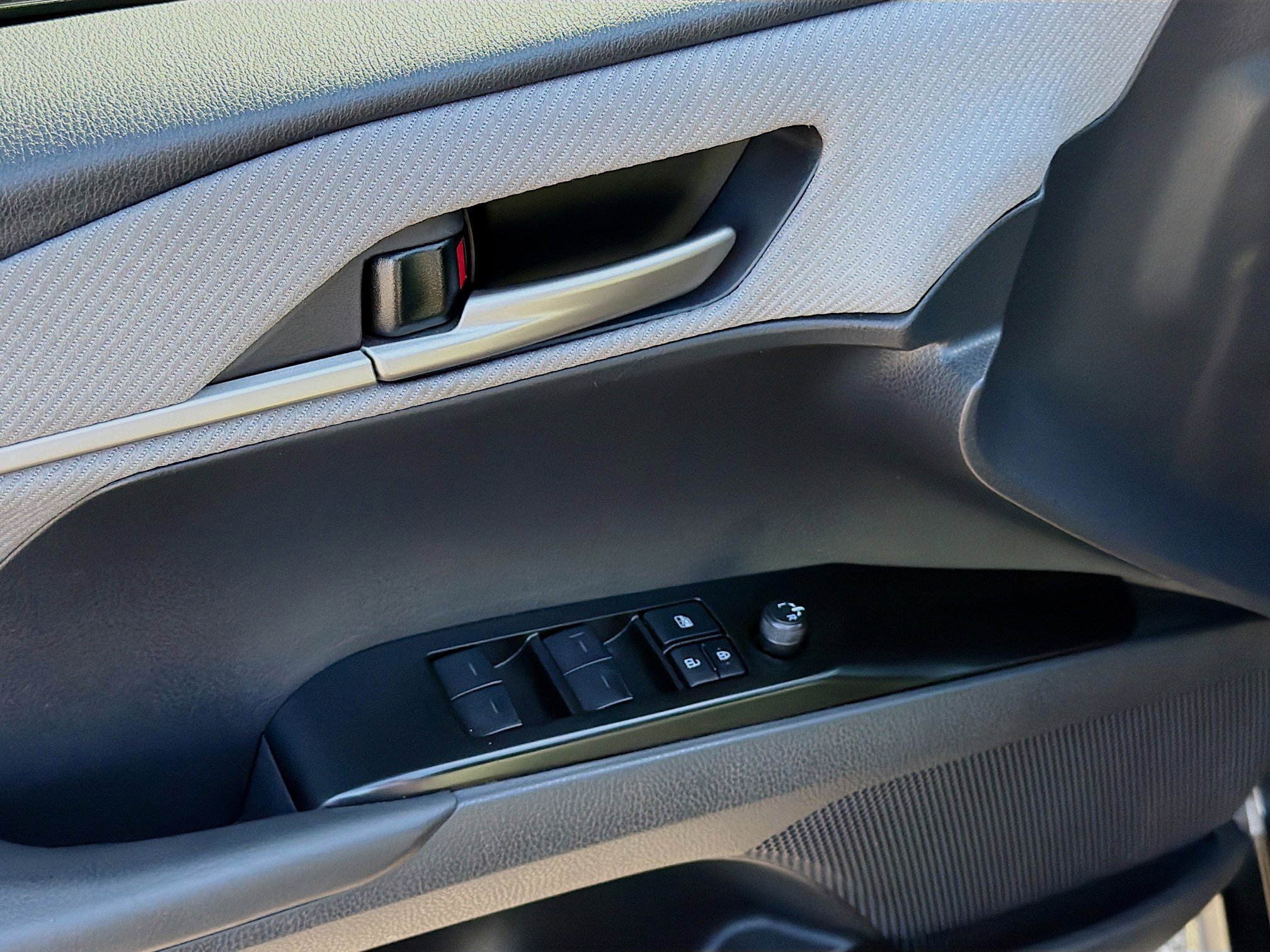 Used 2025 Toyota Camry SE w/ Multimedia Upgrade Package image 21