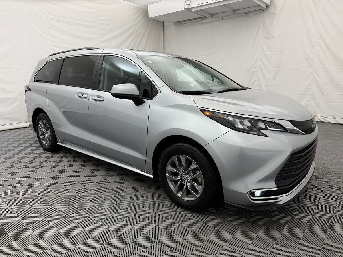 Used 2024 Toyota Sienna XLE image 3