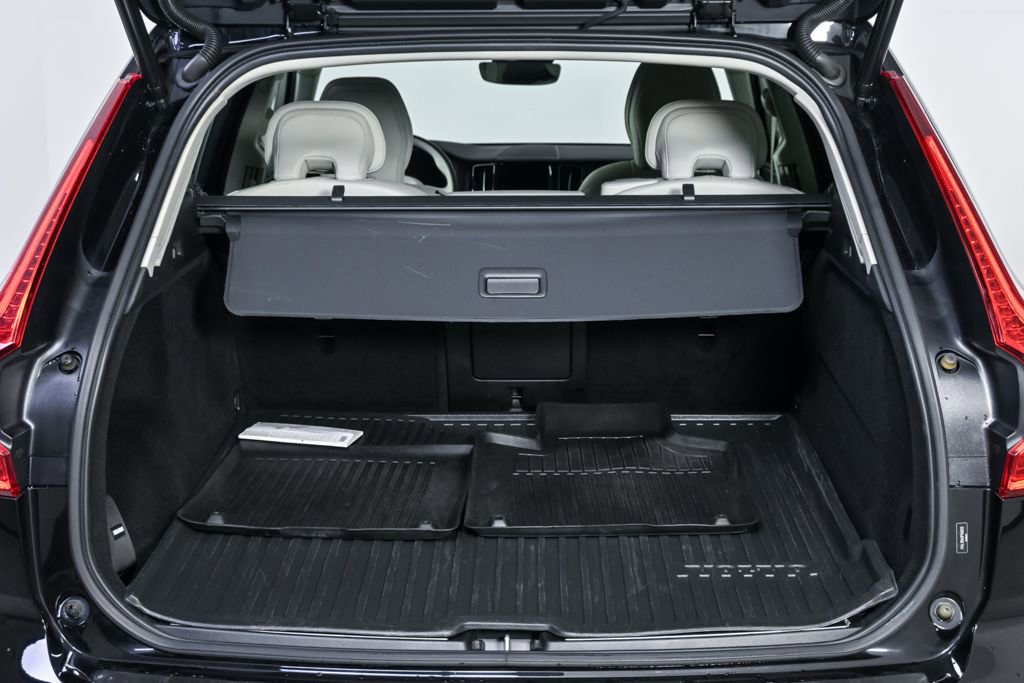 Certified 2023 Volvo XC60 B5 Plus w/ Protection Package Premier AWD/4WD image 31