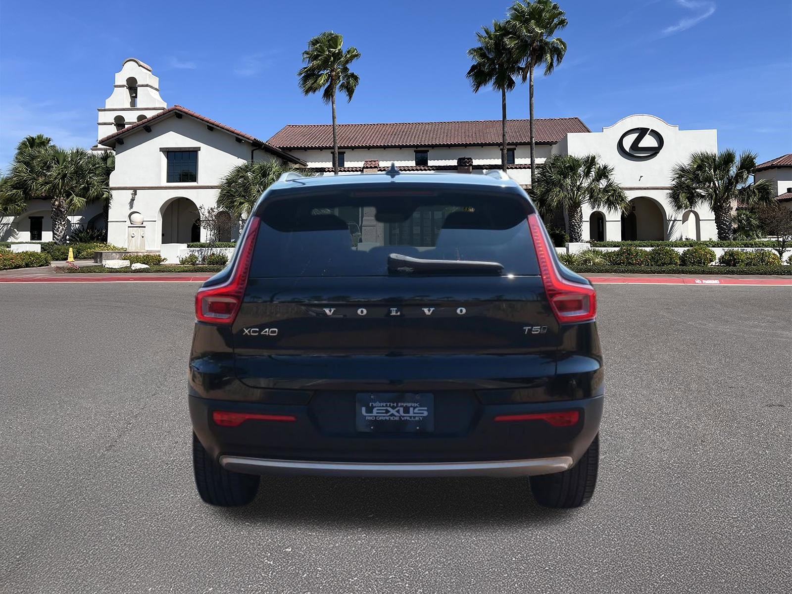 Used 2019 Volvo XC40 T5 Momentum image 3