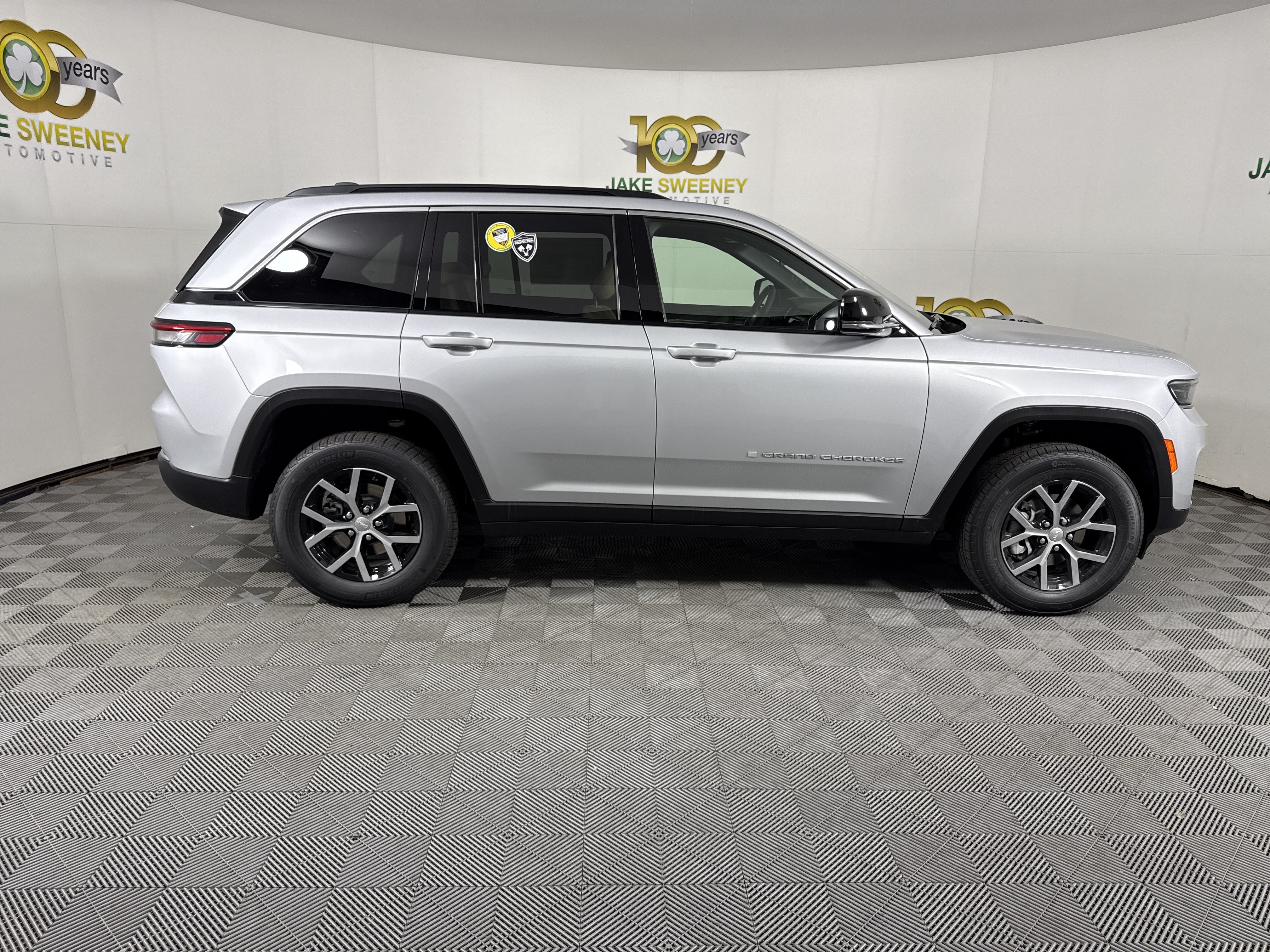 New 2025 Jeep Grand Cherokee Limited w/ Trailer Tow Package AWD/4WD image 11
