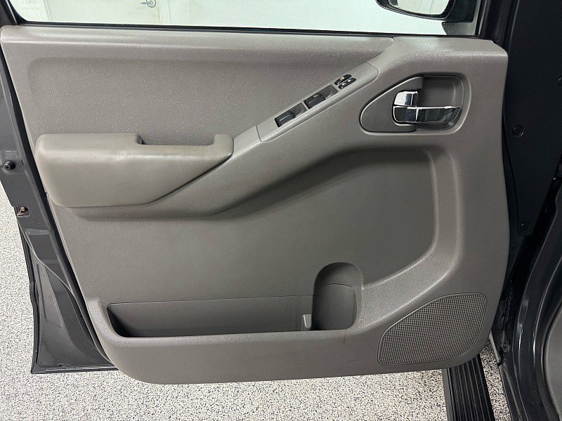 Used 2012 Nissan Frontier SV w/ SV Premium Utility Pkg AWD/4WD image 9