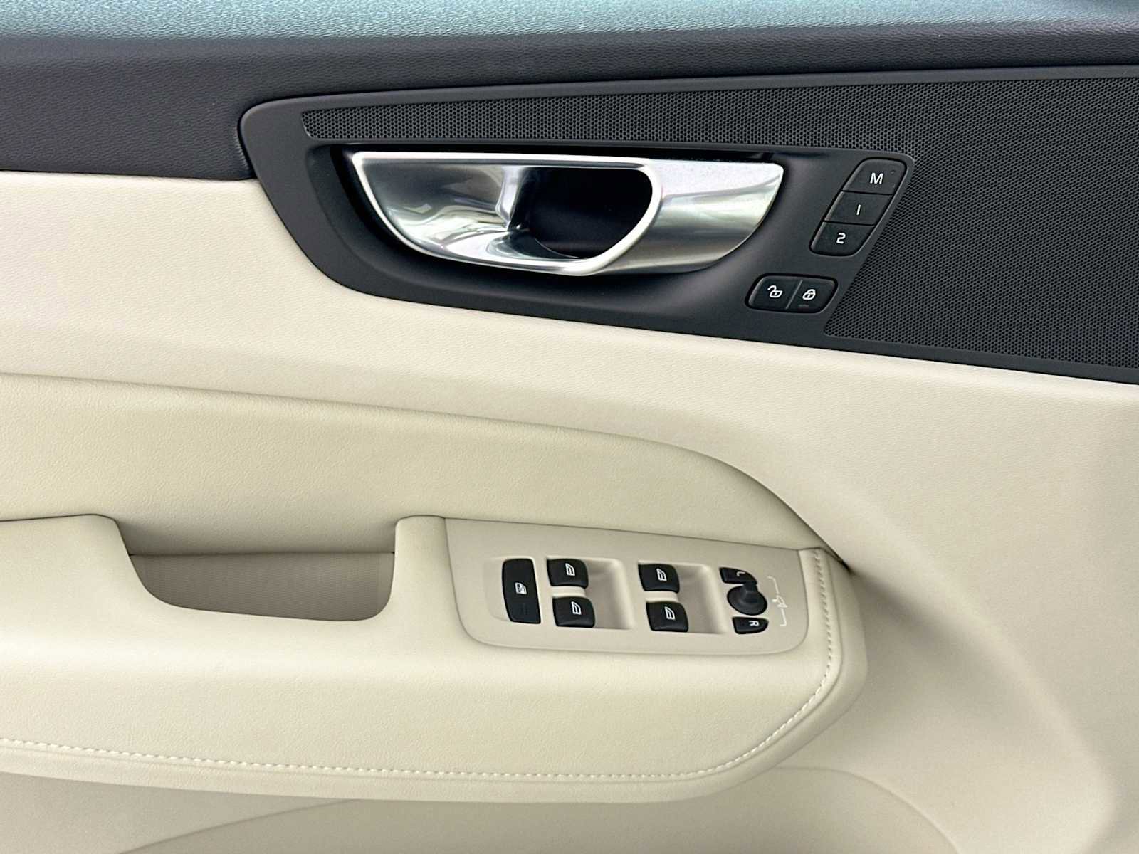 Used 2025 Volvo XC60 T8 Core image 14