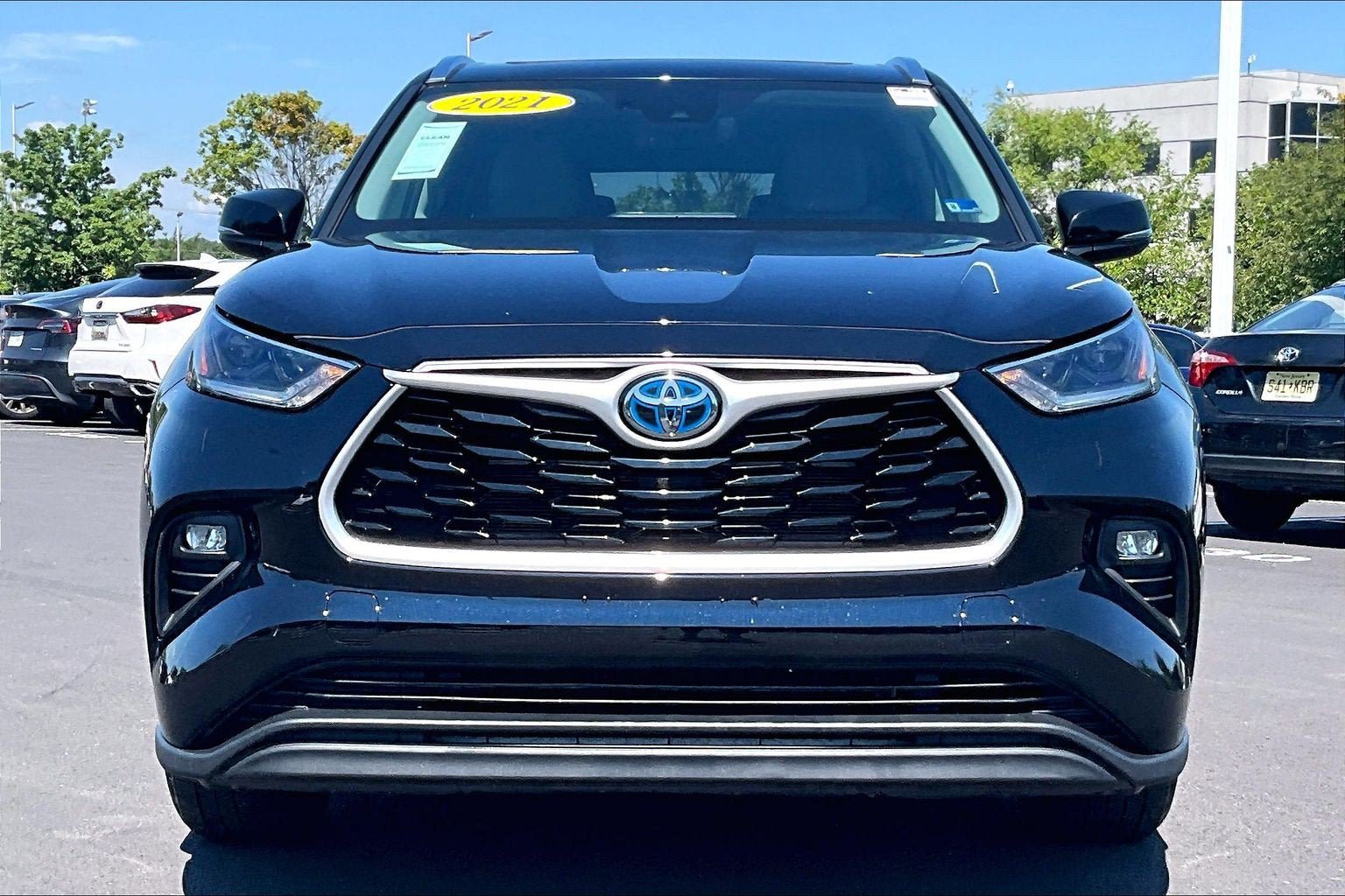 Used 2021 Toyota Highlander XLE AWD/4WD image 3