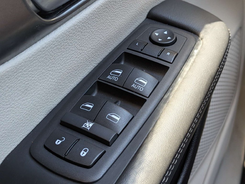 Used 2024 Chrysler Pacifica Touring-L FWD image 26