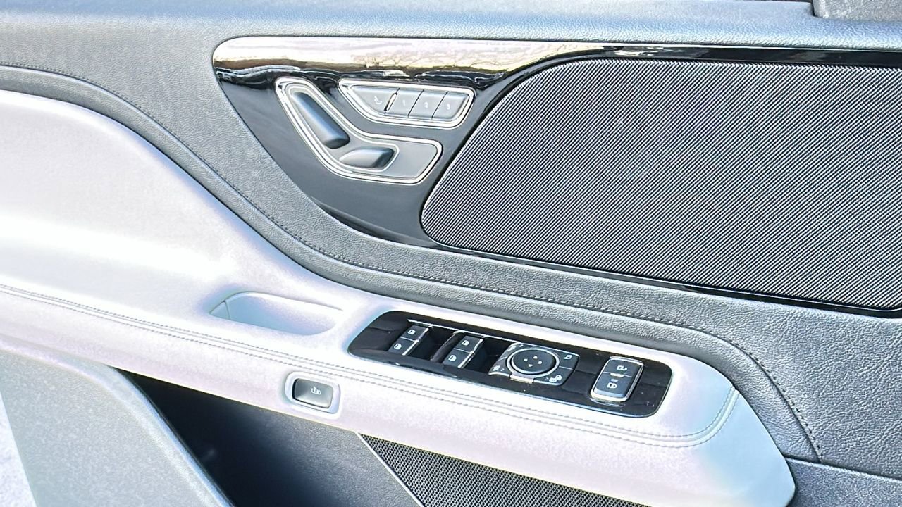 New 2026 Lincoln Aviator AWD image 27