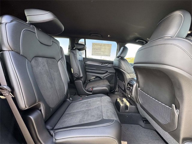 New 2025 Jeep Grand Cherokee L Laredo image 16