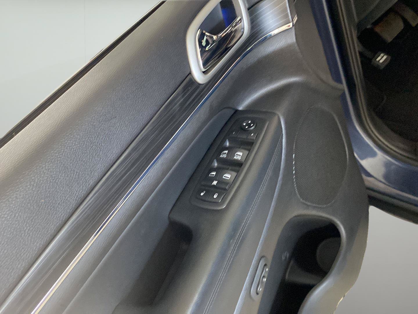 Used 2020 Jeep Grand Cherokee Limited AWD/4WD image 15