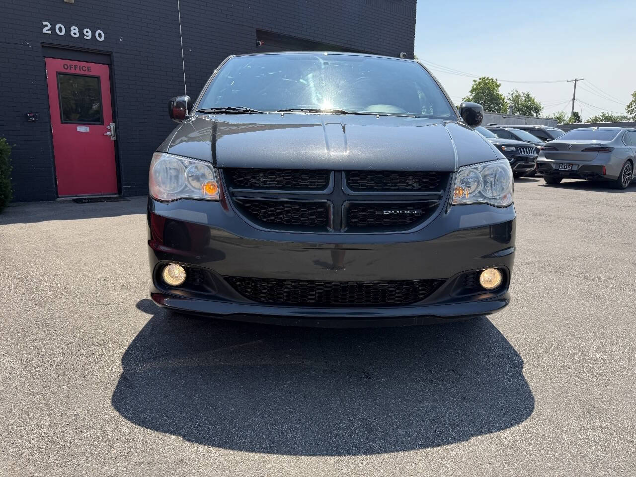 Used 2011 Dodge Grand Caravan R/T w/ Entertainment Group 1 FWD image 2