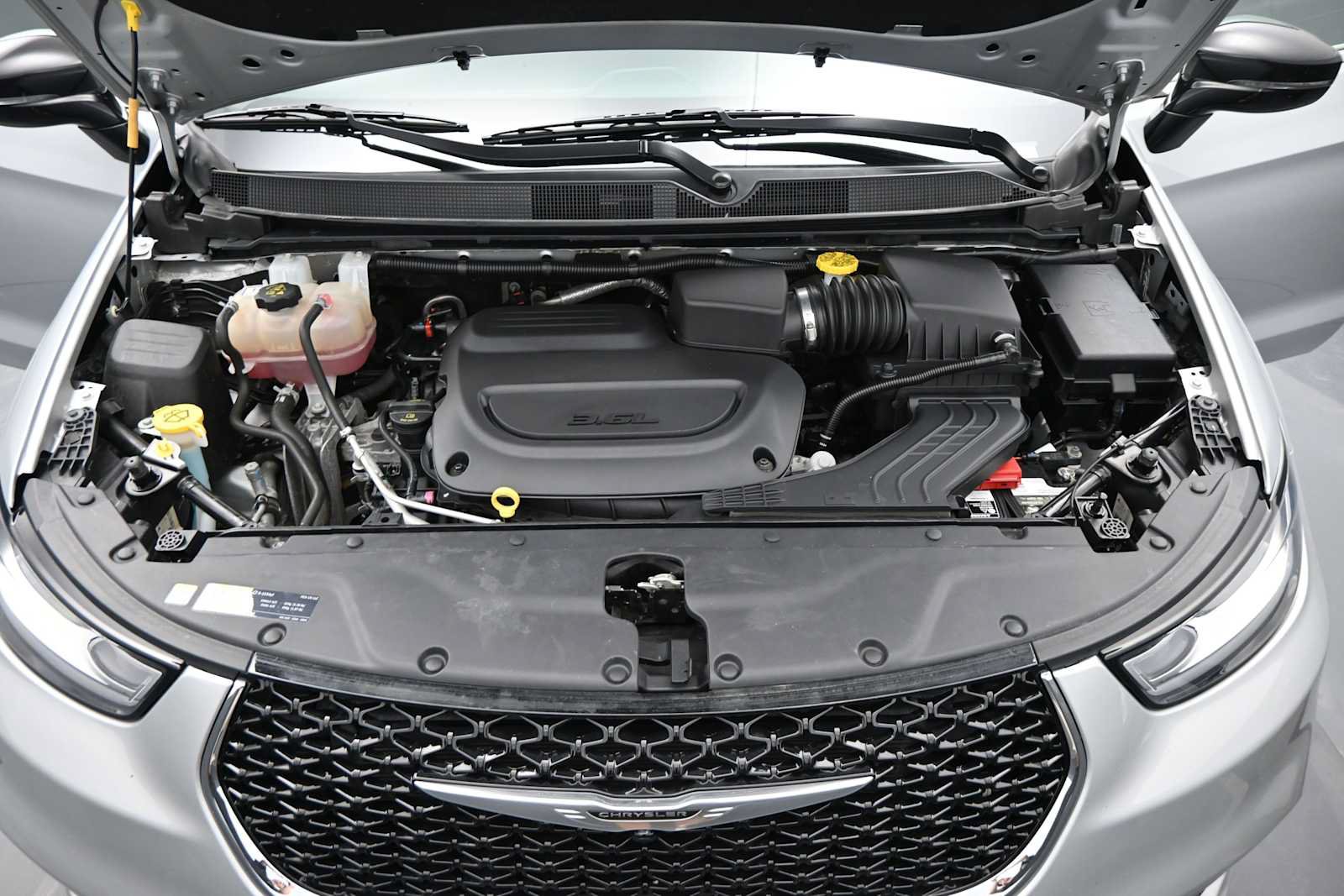 Used 2024 Chrysler Pacifica Touring-L FWD image 29