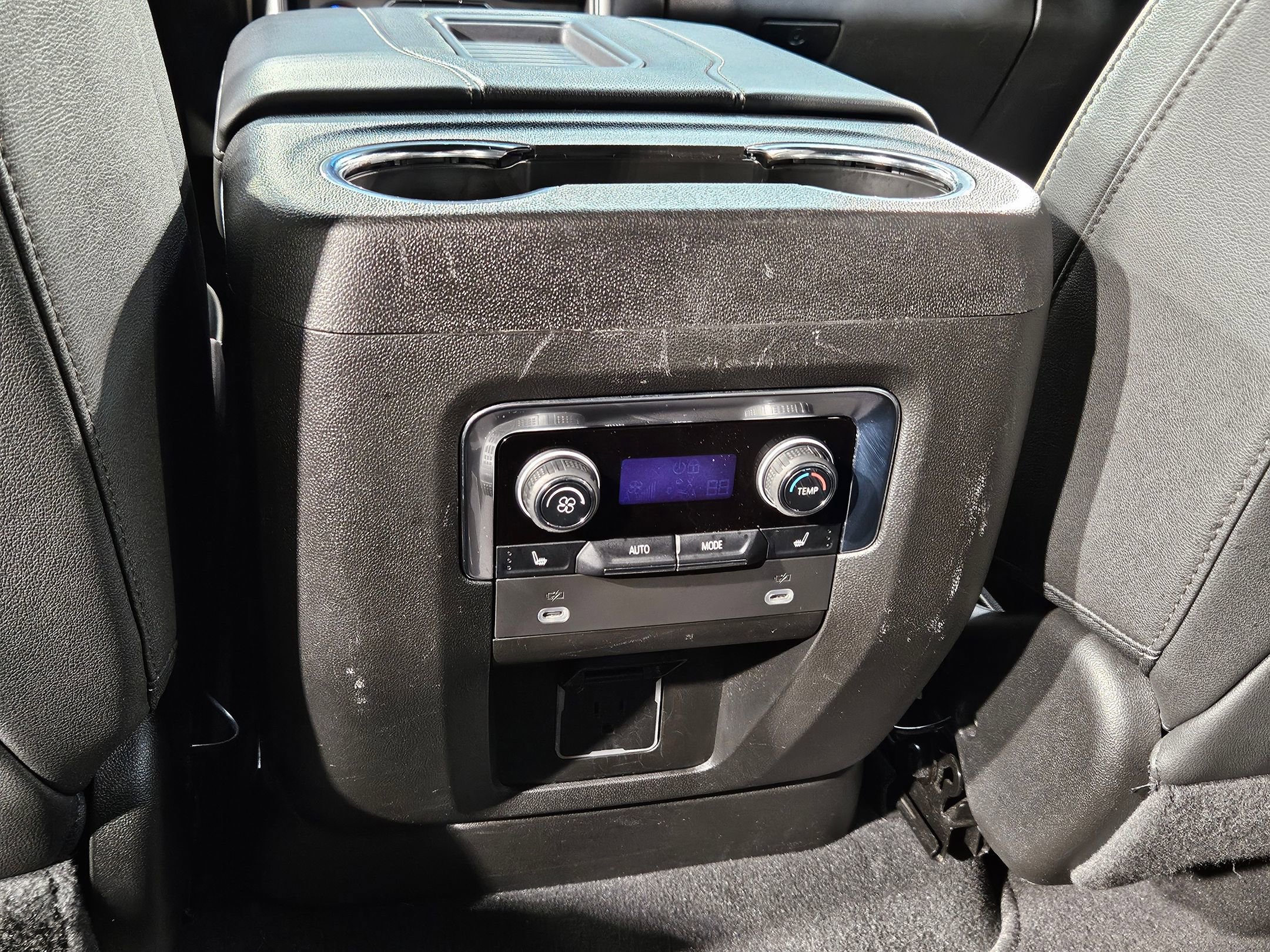 Used 2024 Chevrolet Suburban Premier image 38