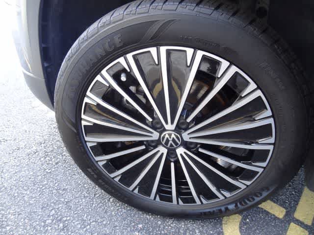 Used 2025 Volkswagen Taos SE FWD image 32