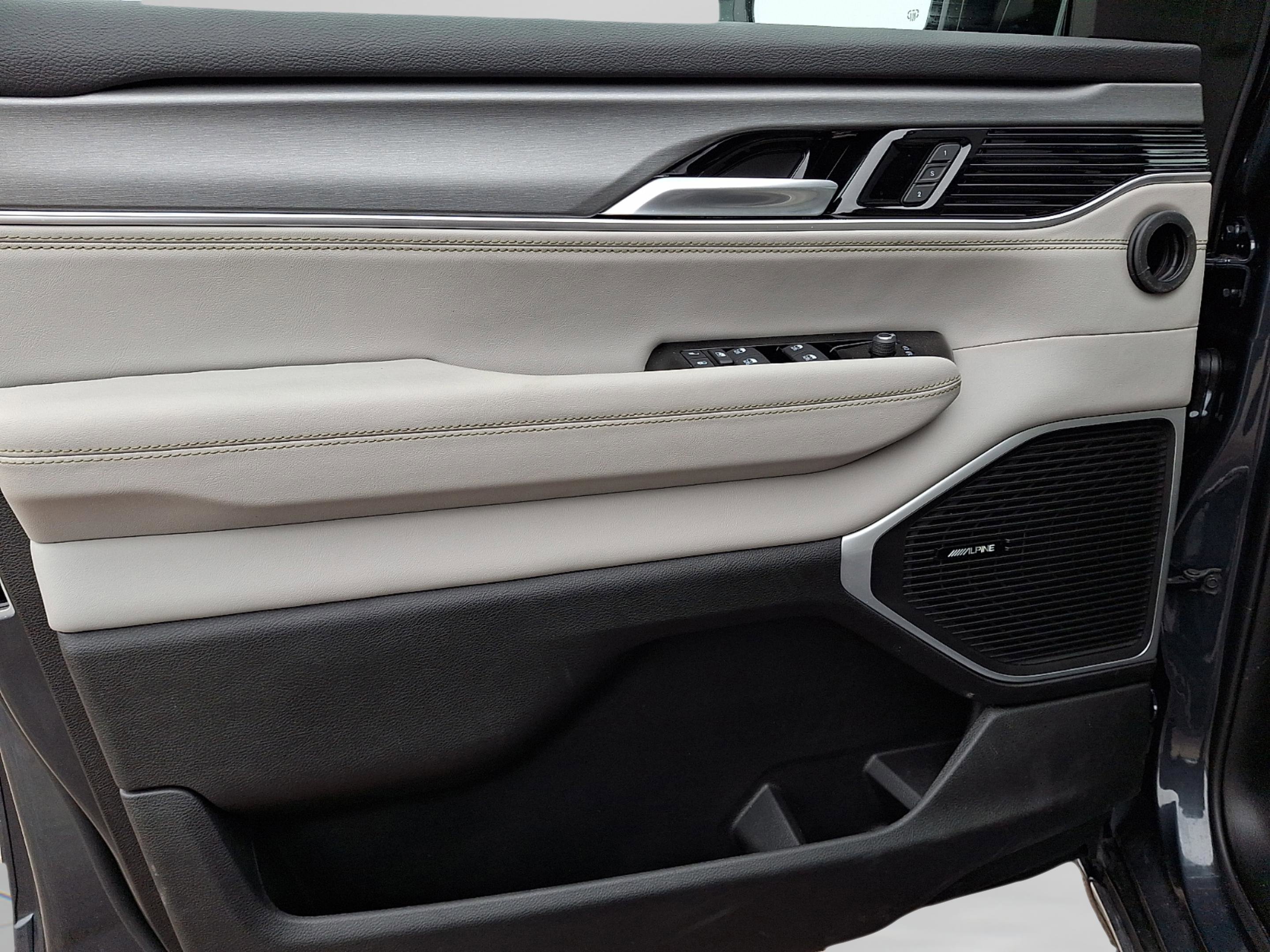 Used 2025 Jeep Wagoneer 4WD w/ Premium Group I image 25