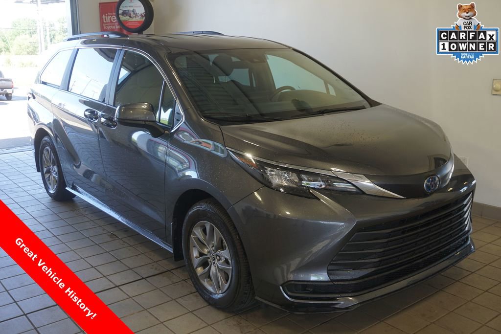 Used 2025 Toyota Sienna LE AWD/4WD image 1