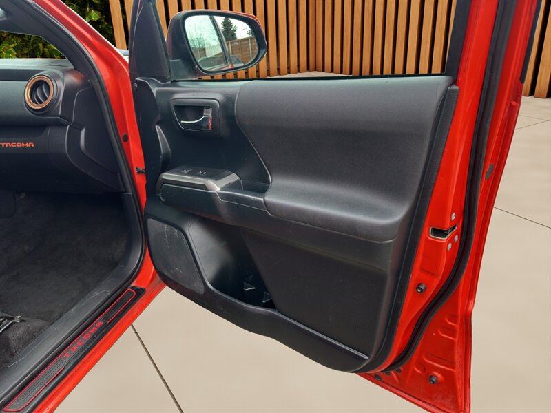 Used 2016 Toyota Tacoma TRD Sport AWD/4WD image 15