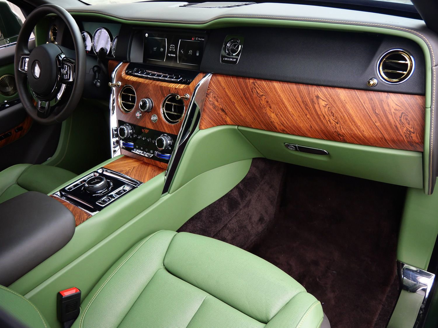 Used 2023 Rolls-Royce Cullinan w/ Cullinan Package image 18