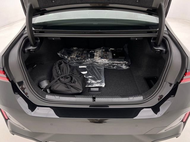 New 2027 BMW i5 xDrive40 AWD/4WD image 7