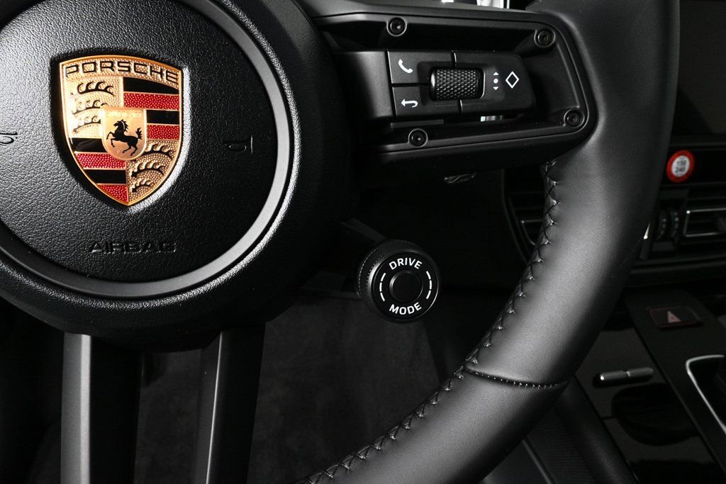 Certified 2026 Porsche Macan AWD/4WD image 11