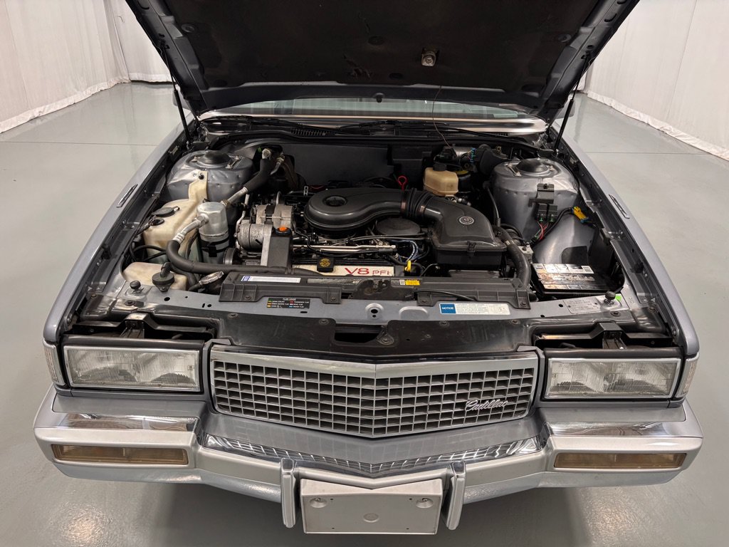 Used 1990 Cadillac Fleetwood Sedan FWD image 31