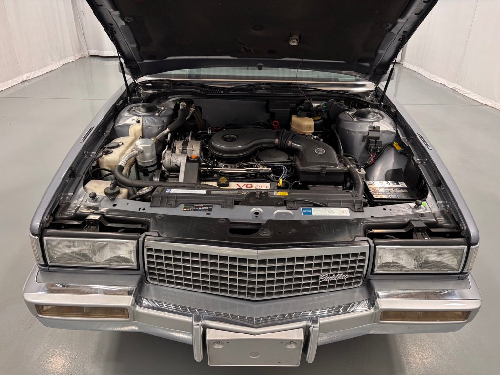 Used 1990 Cadillac Fleetwood Sedan image 31