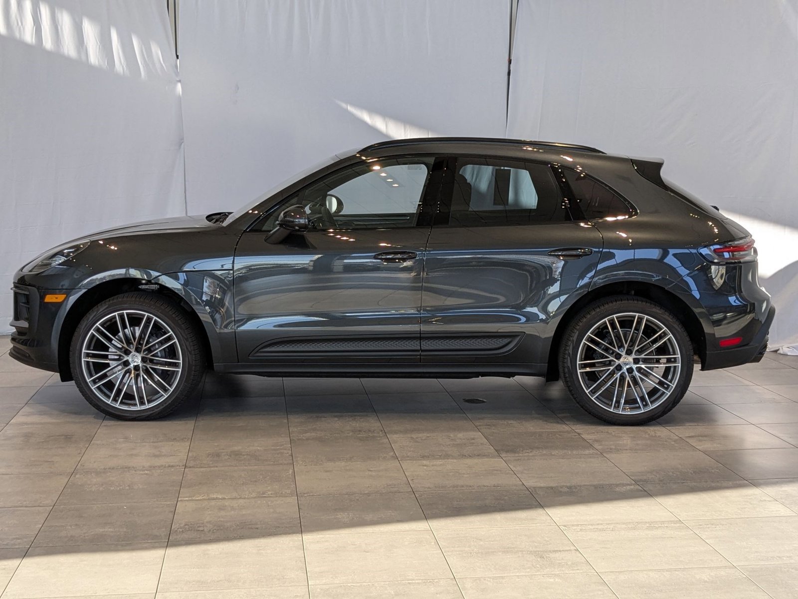 Certified 2025 Porsche Macan image 2
