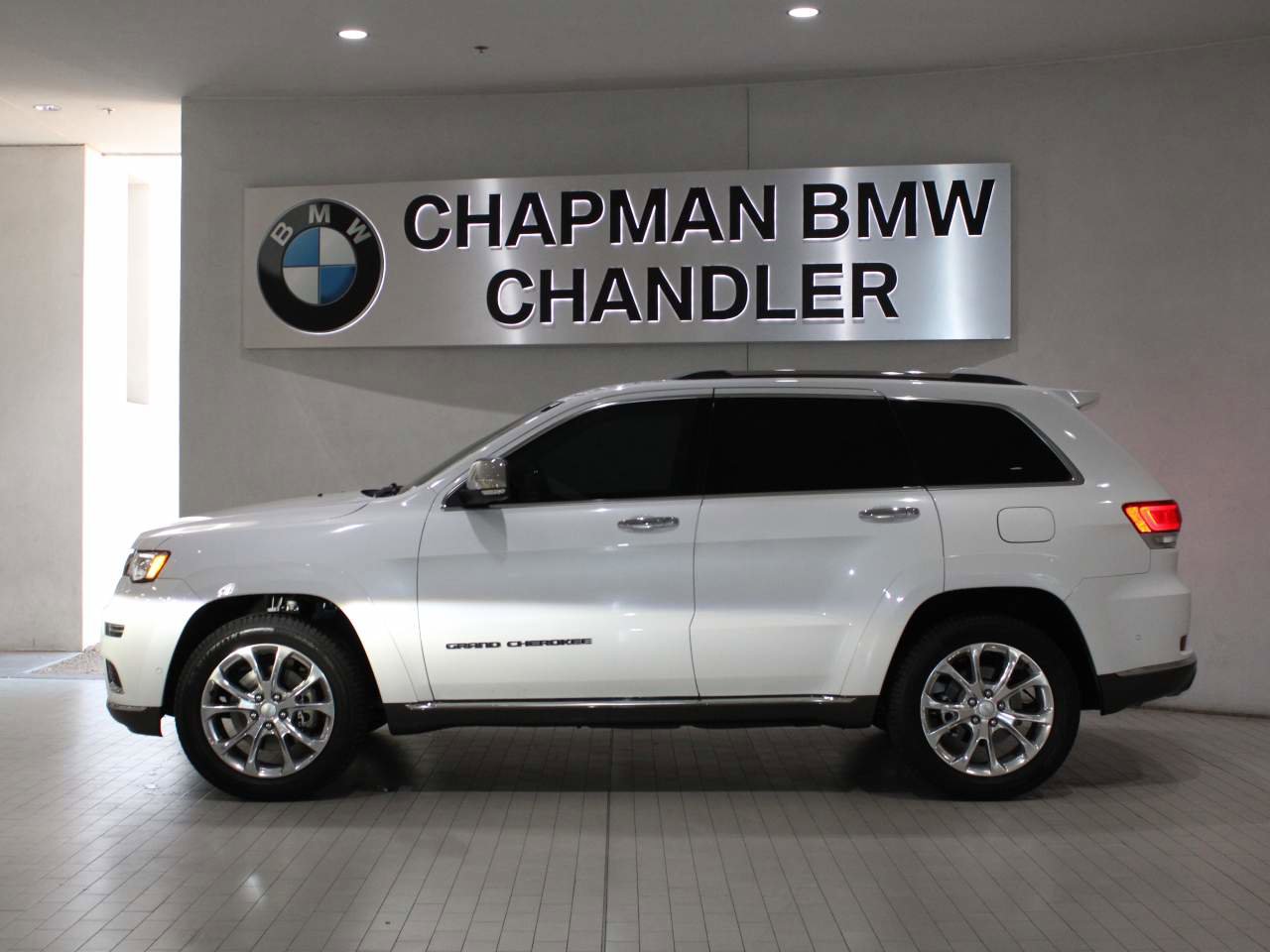 Used 2020 Jeep Grand Cherokee Summit image 3